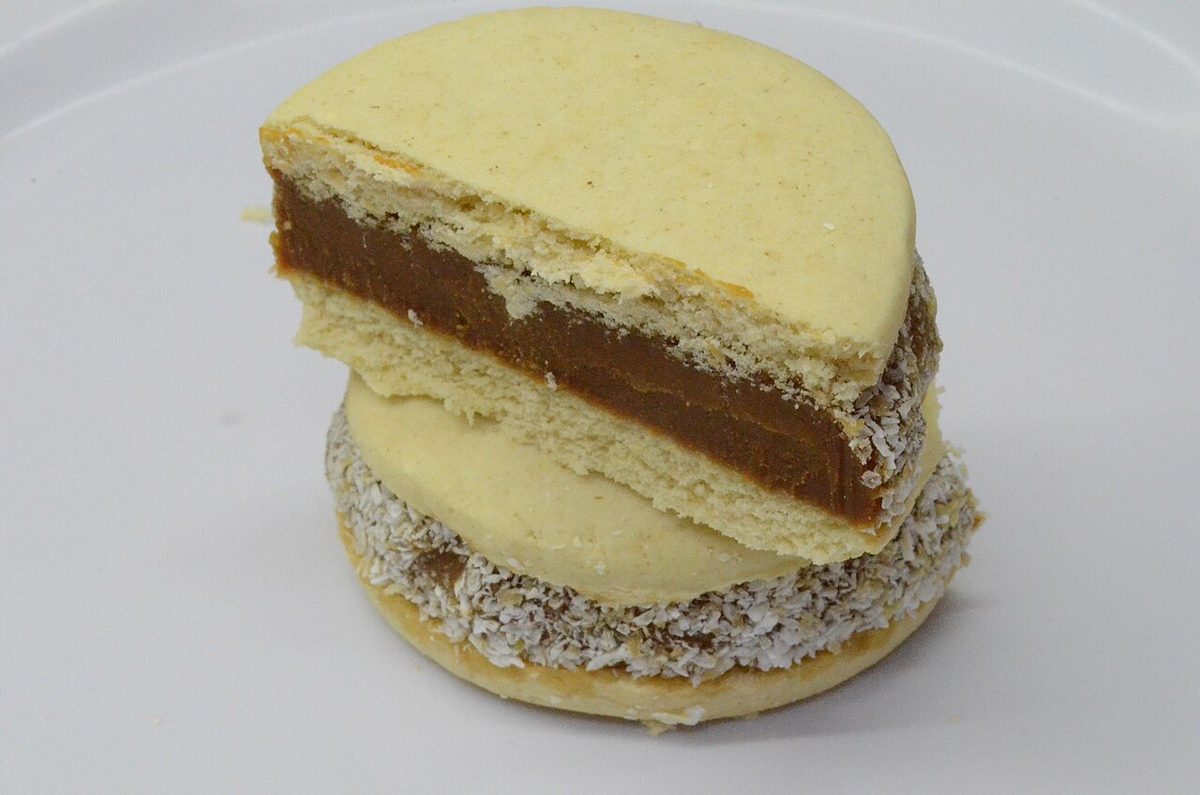 Alfajores de maicena with dulce de leche filling and shredded coconut around the edges