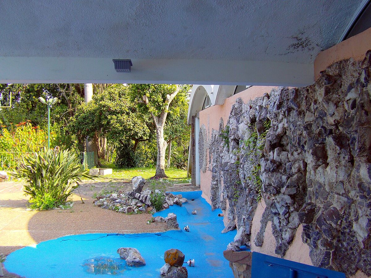 Shaded gardens and walkways between the thermal pools in the Arapey resort village