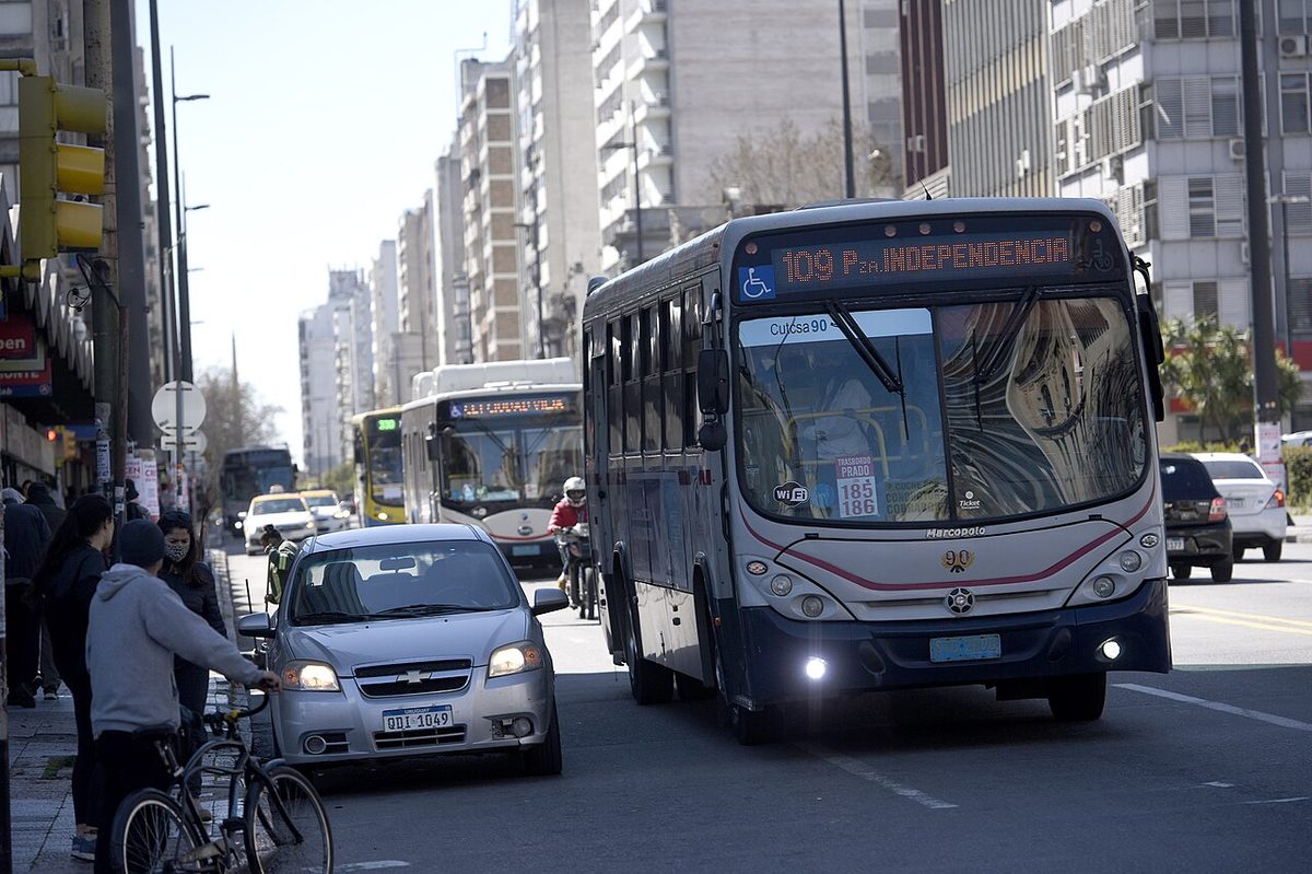 Cars, buses and taxis along Avenida 18 de Julio in central Montevideo