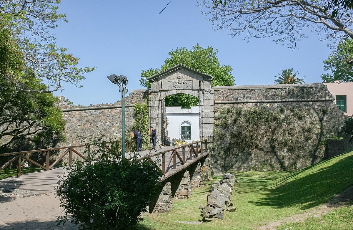 barrio historico colonia del sacramento Puerta de la Ciudadela city gate entrance
