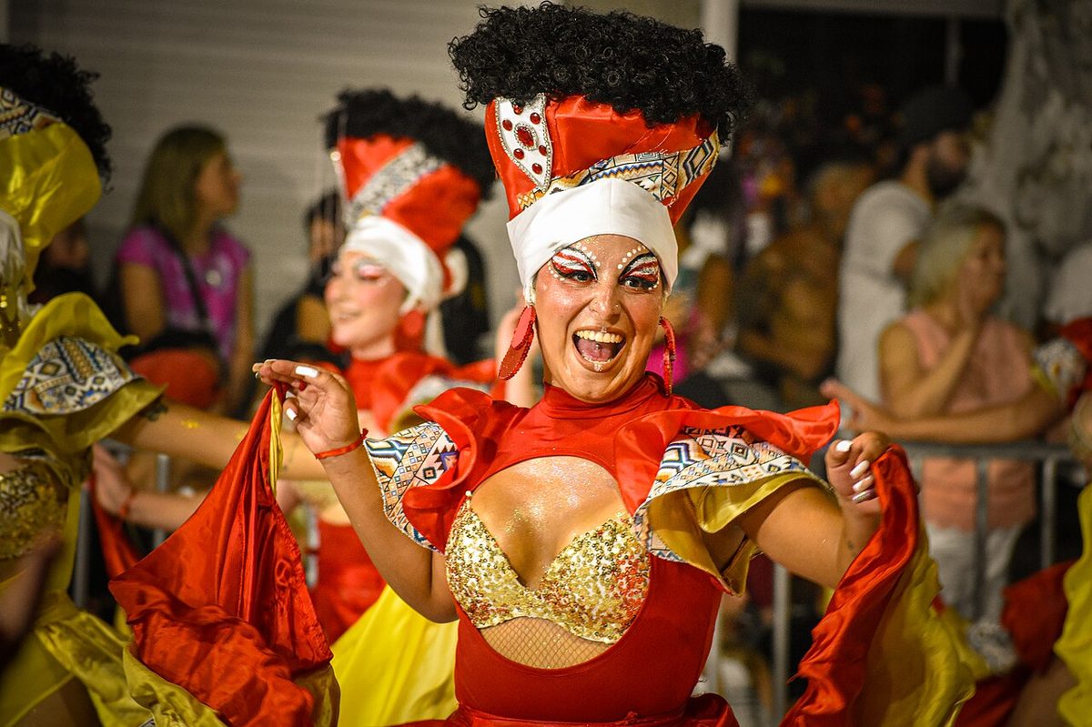 A candombe performer in Montevideo's Desfile de Llamadas, an Afro-Uruguayan tradition