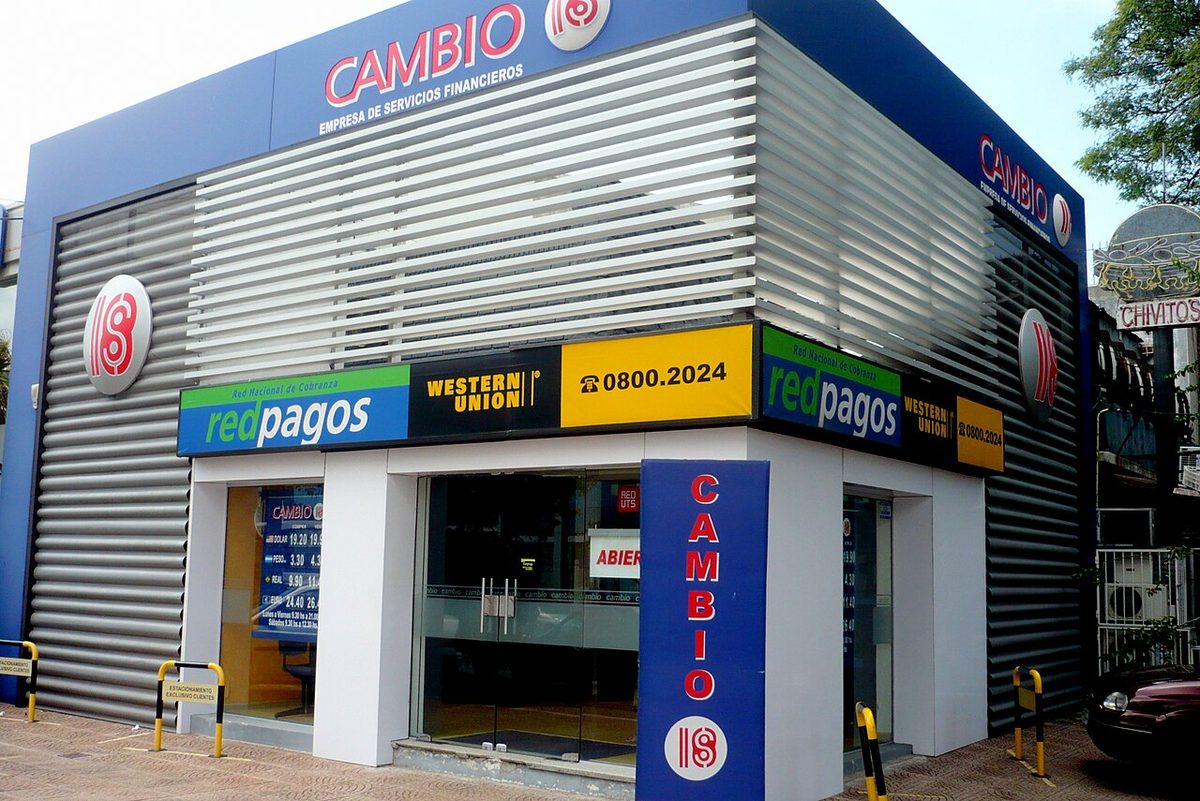 A casa de cambio exchange house in Montevideo with rates posted on a board in the window