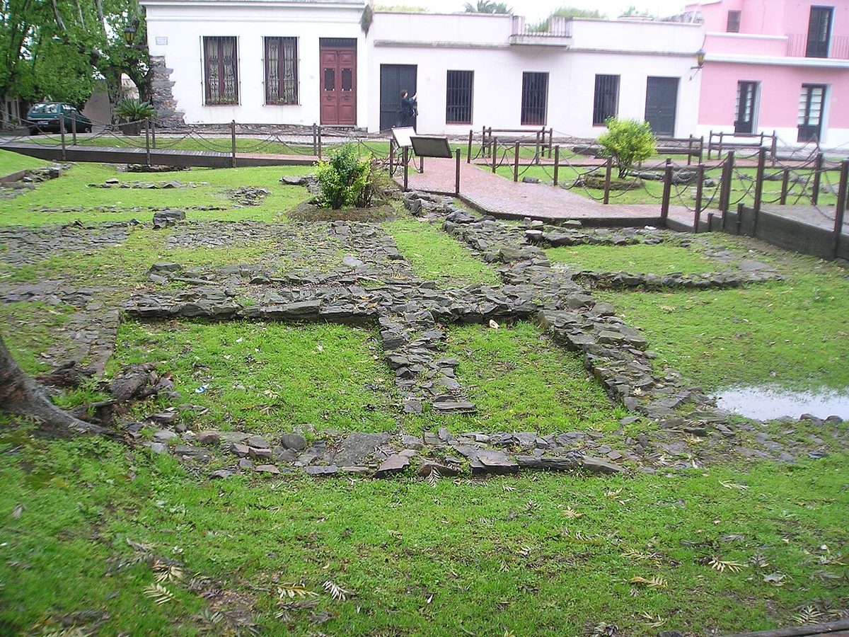 Colonial architecture in the Barrio Historico of Colonia del Sacramento where to stay