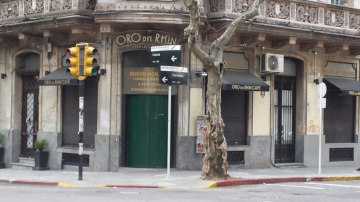 The corner facade of Confitería Oro del Rhin, a classic Montevideo confitería