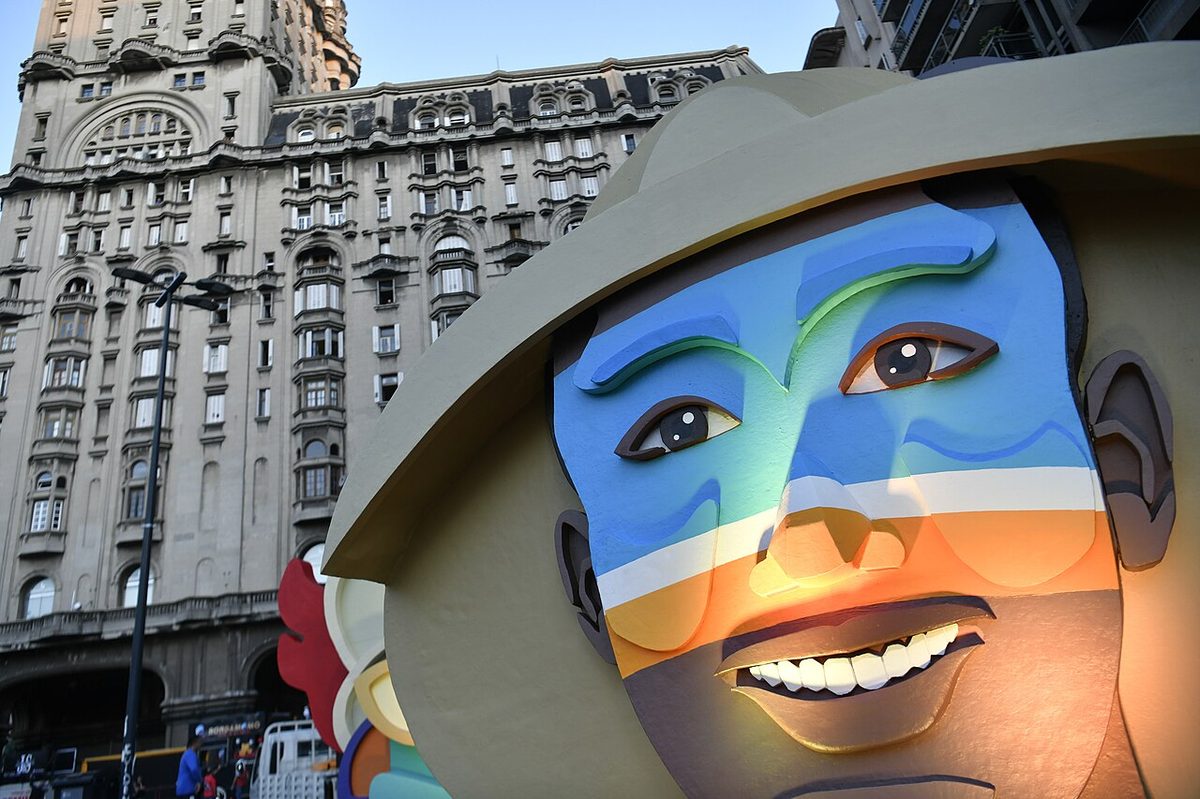 The Desfile Inaugural moving down Avenida 18 de Julio in Montevideo