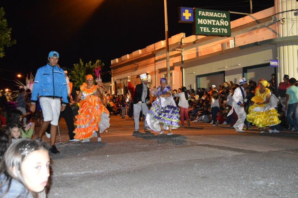 Mama vieja and gramillero characters parading at Las Llamadas.