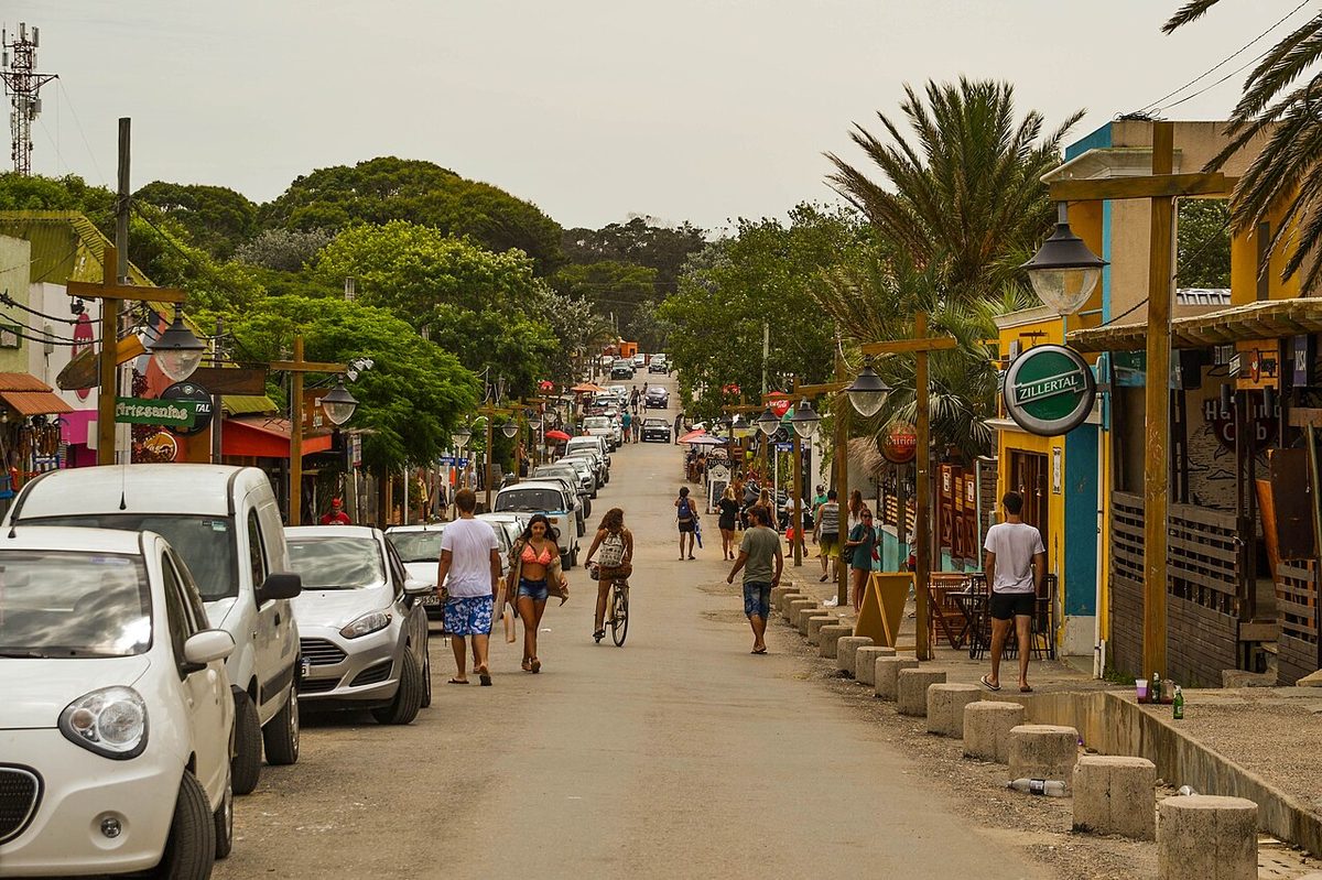 The clifftop main avenue of La Pedrera with craft stalls and restaurants in Rocha