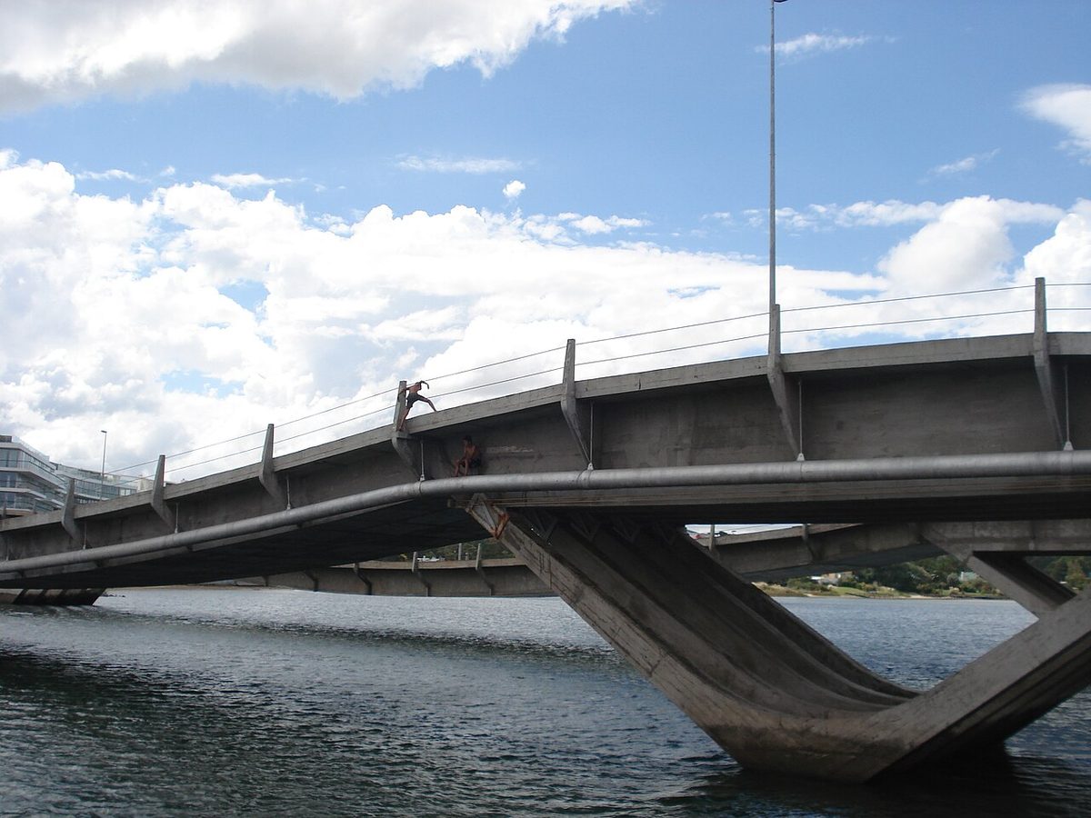 The Leonel Viera undulating bridge over the Arroyo Maldonado at La Barra