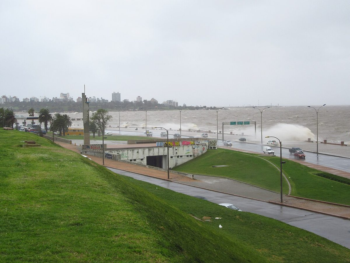 A quiet stretch of the Montevideo rambla along the Rio de la Plata on a holiday morning