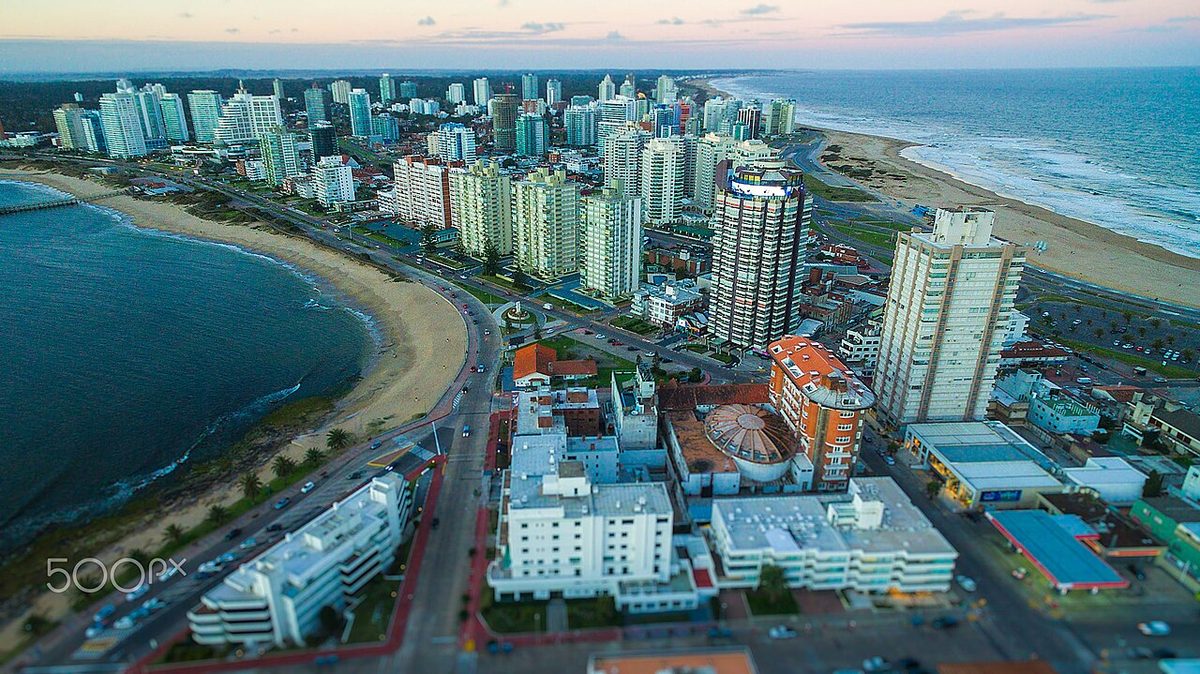 The calm sand of Playa Mansa in Punta del Este at dusk