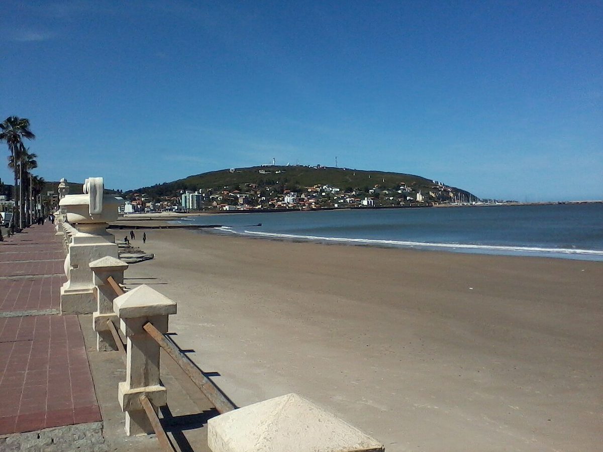 The calm central swimming beach and curved bay in front of the Piriápolis rambla