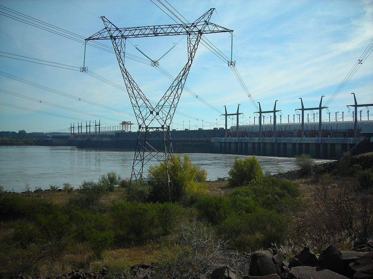The Salto Grande dam on the Río Uruguay near Salto and Daymán