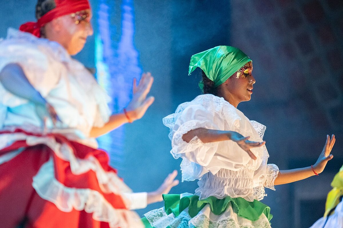 The open-air Teatro de Verano Ramon Collazo in Parque Rodo lit up for the Concurso Oficial de Carnaval