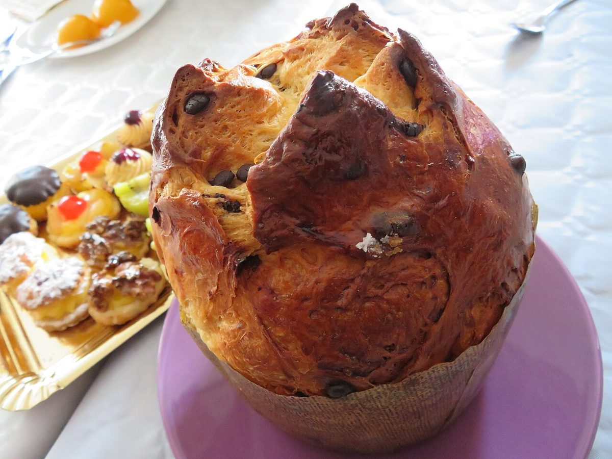 Pan dulce, the candied-fruit holiday bread eaten across Uruguay at Christmas